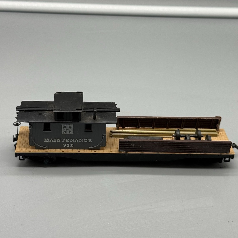 HO Scale Mantua Santa Fe Maintenance Car #932